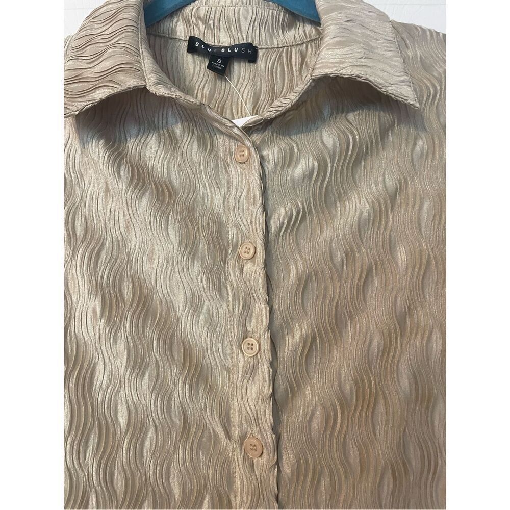 Blue Blush Beige Crinkled Cropped Button-Up with Black Crop Tank - Picture 6 of 7